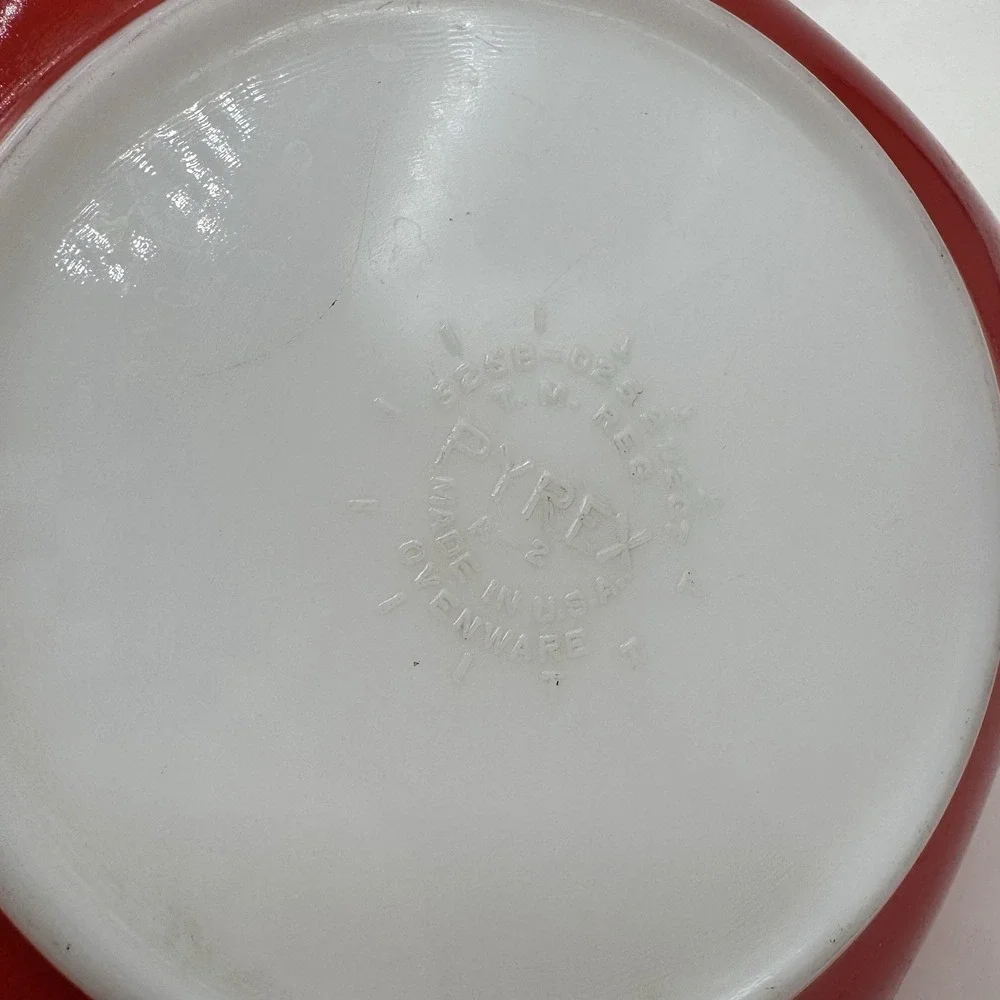 Vintage Retro Pyrex Red Milk Glass Serving Dish 525B - 0252 2.5 Qt 9.25